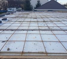 Pr&eacute;paration de la dalle de l'&eacute;tage et la pose des hourdis en polystyr&egrave;ne et mail m&eacute;tallique