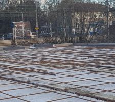 Pr&eacute;paration de la dalle de l'&eacute;tage et la pose des hourdis en polystyr&egrave;ne et mail m&eacute;tallique