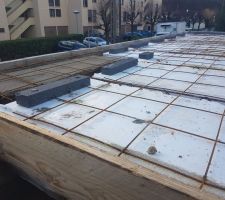 Pr&eacute;paration de la dalle de l'&eacute;tage et la pose des hourdis en polystyr&egrave;ne et mail m&eacute;tallique