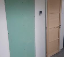 Déplacement de la porte avec pose de placo vert sans bande à joint