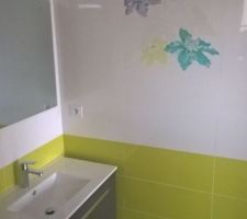 SDB STUDIO indépendant avec sol en carrelage gris et faience murale vert anis et blanc provenant de chausson carrelage a orange