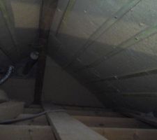 Reste un petit bout du mur intermédiaire qui tient les pannes. La vmc va être bien plus tard dans cet espace