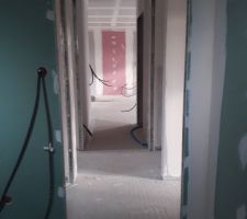 Dégagement, vue d'un bout à l'autre de la maison