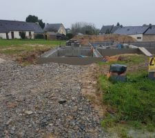 Pose des tuyaux et enduit sur parpaing du vide sanitaire