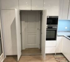 Finitions cuisine porte de cellier transformée en porte coulissante
