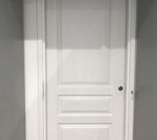 Finitions cuisine porte de cellier transform&eacute;e en porte coulissante