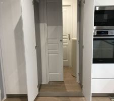 Finitions cuisine porte de cellier transformée en porte coulissante