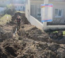 Réalisation de la tranchée qui permet de faire transiter l'eau, l'égout et l?électricité...
