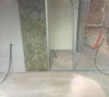 &ccedil;a avance bien &agrave; l'int&eacute;rieur aussi, le mur de la cuisine est en cours