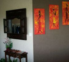 Le papier peint du pan coup&eacute; et quelques tableaux.