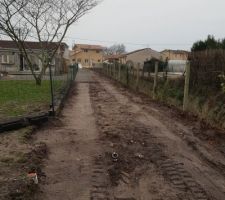 Vue du chemain d'acc&egrave;s en cours de r&eacute;alisation