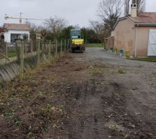 D&eacute;but du terrassement dessouchage de la haie suite