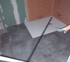 Nappe d'étanchéité, carrelage 60x60 et bac de douche posé :)