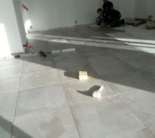 Notre pièce de vie peinte et carrelée ! Reste encore le mur du fond qui sera bleu pétrole ainsi qu'une 3eme et dernière passe de finition
