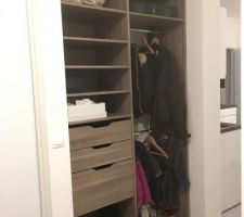 Placard d?entr&eacute;e apr&egrave;s (quelques coupes pour adapt&eacute; aux nourrices qui sont dessous).
Manque plus que les portes de placard.