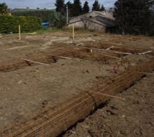 Les ferrailles sont prêtes à êtres déposées au fond des fouilles