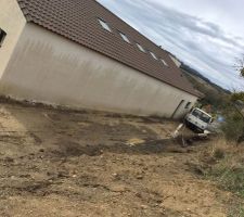 Toujours pas de drainage, l'eau qui s'accumule et le camion du pelliste immobilisé depuis près d'un mois...