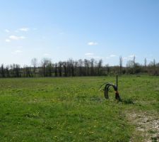 Le terrain photographié en avril, orientation sud sud-ouest depuis l'entrée qui se trouve niveau des arrivées.