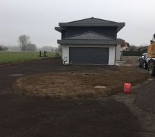 Pendant ce temps là le terrassier a égalisé les terres et et tracé la voie d?accès finale