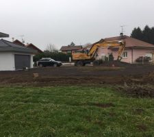 Pendant ce temps là le terrassier a égalisé les terres et et tracé la voie d?accès finale
