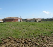 L'entrée du terrain à gauche