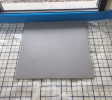 Essai du carrelage en 80x80 devant une baie vitrée. Nous avons hésité avec un 100x100 !