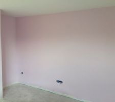 Peinture de la chambre de ma fille ! Quelque finition et plus qu à mettre sa deco mural.