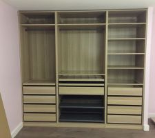 Après de multiples revirement de situation nous avons décidé de prendre les dressing chez IKEA !