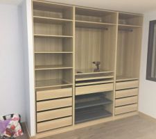 Après de multiples revirement de situation nous avons décidé de prendre les dressing chez IKEA !
