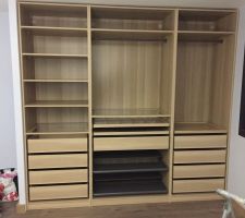 Après de multiples revirement de situation nous avons décidé de prendre les dressing chez IKEA !