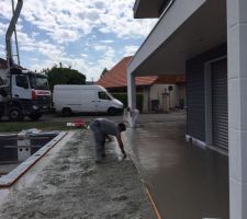 La dalle a été couler par deux professionnels qui m?on fait fait une dalle tellement lisse qu on dirait du béton ciré !! Chapeau !!!