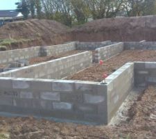 Bonjour; début du vide sanitaire 6 jours après la coulée des fondations. Je pensais que le délais habituel de séchage était de 3 semaines avant de monter le vide sanitaire. Décidément tout change et va très vite en espérant que cela ne posera pas de problèmes par la suite.....
A bientôt pour la suite