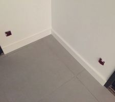 Pose des plinthes blanche en bas