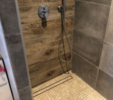 Douche du haut qui sert essentiellement au enfants ! Douche italienne ou nous avons rappelé sur le mur d?en face le carrelage imitation parquet ! La robinetterie thermostatique est de marque hansgroe.