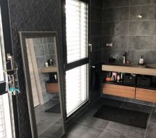 La salle de bain de la suite parentale et les toilettes