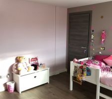 Chambre de la fille avec le même dressing que sont petit frère