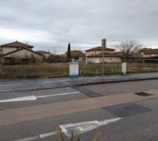 Ruban de chantier posé sur le terrain