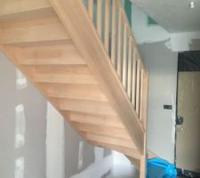 Escalier enfin pos&eacute;, reste plus qu &agrave; poser le dernier mur....