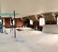 Isolation en place et pose des placo sur plafonds et sous-pentes