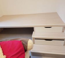 Estrade dans la chambre de ma fille.
Son lit se glissera dessous et dessus il y aura son bureau et son dressing