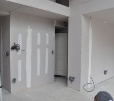 RDC : tout à gauche, cuisine. de face : mur de la salle de bain puis dégagement vers garage, tout à droite : salon