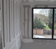 Vue du couloir de la mezzanine sur la baie fixe. à gauche, le mur de notre chambre avec les meurtrières