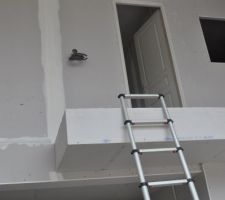 Emplacement de l'escalier. on voit la porte de la chambre 1, et la fenêtre intérieure du bureau