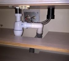 D&eacute;tail du meuble salle de bain customis&eacute; : on a d&eacute;coup&eacute; l'&eacute;tag&egrave;re int&eacute;rieure