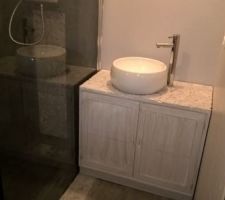 Meuble de la salle de bain du bas.
le meuble en lui même est récupéré (cadeau de mariage de mes parents, il a 40 ans !), repeint, puis on a mis de la mosaique (galets), installé la vasque et le robinet