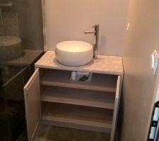 Meuble de la salle de bain du bas.
le meuble en lui m&ecirc;me est r&eacute;cup&eacute;r&eacute; (cadeau de mariage de mes parents, il a 40 ans !), repeint, puis on a mis de la mosaique (galets), install&eacute; la vasque et le robinet