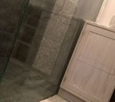 Détail du sol : mosaique galet et parquet stratifié imitation bois