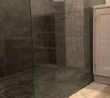 Salle de bain du bas : c'est un receveur extra plat et non une douche &agrave; l'italienne