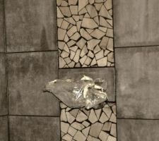 Salle de bain du bas - joints foncés mozaique