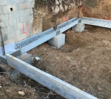 Vue des longrines du garage en limite de propriété